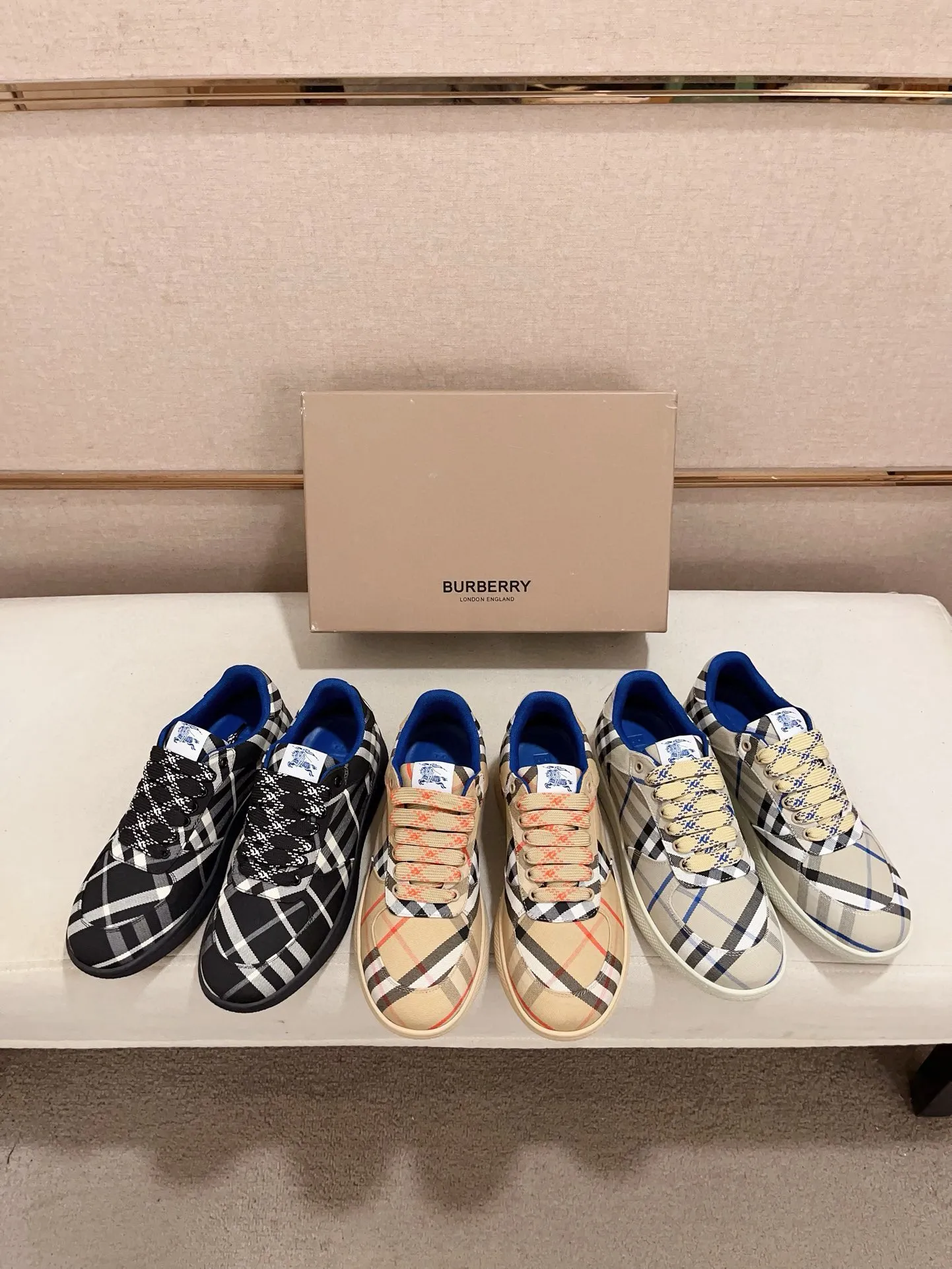 Men's shoes 💰: 560💰🇮🇹🇮🇹The counters are synchronized with Burberry's top purchasing agents🔍🔍Synchronized sales. Positive code number: 38-44. Italian imported cowhide, fully imported sheepskin lining, sole: original sole provided by the original factory, exclusive movable molded sole, super comfortable, original factory follow-up order, 🔍🔍high quality, you can enter and leave the counter at will, welcome to compare (45 yuan for customization, no return or exchange)